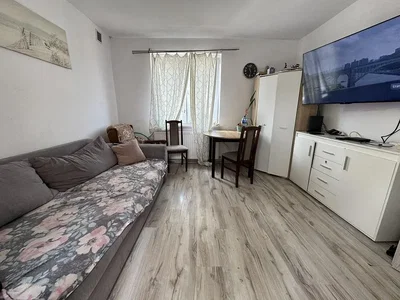Oturma odası; ahşap zemin, doğal ışık, modern stil