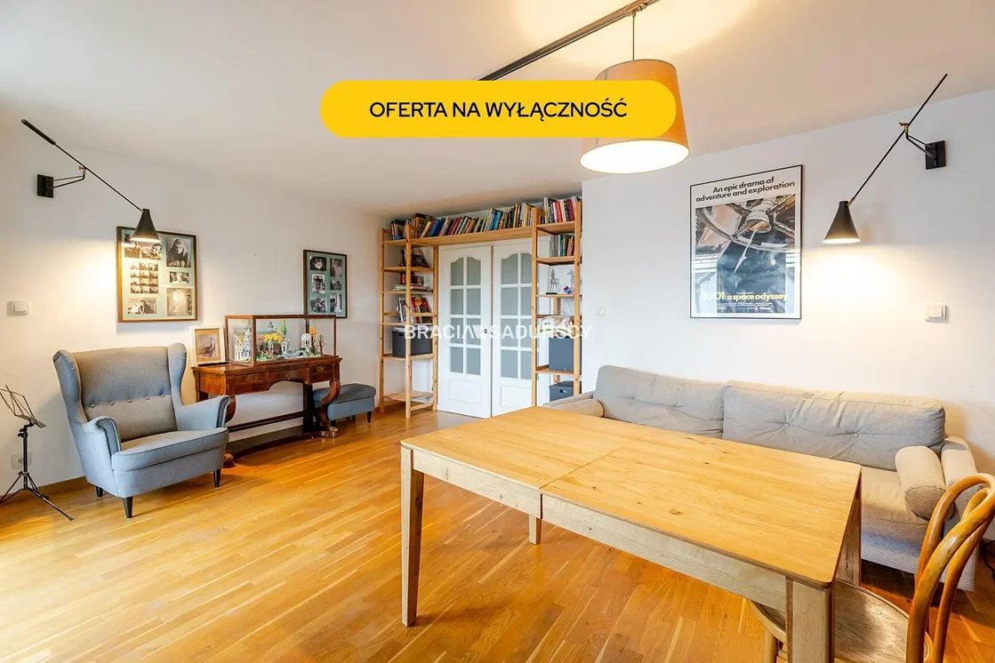 Wohnzimmer; holzboden, tageslicht, moderner stil