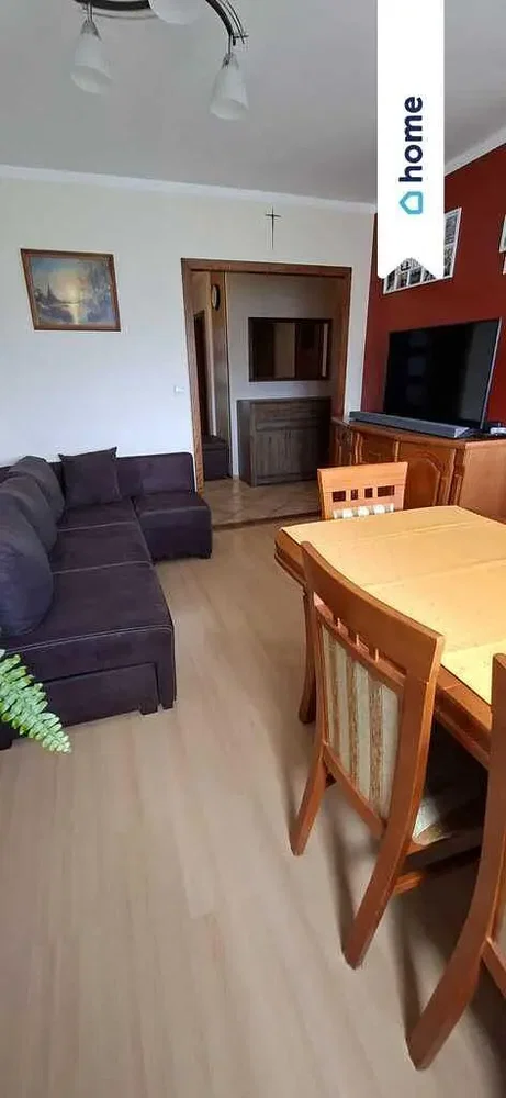 Oturma odası; ahşap zemin, doğal ışık, modern stil
