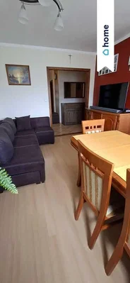 Oturma odası; ahşap zemin, doğal ışık, modern stil