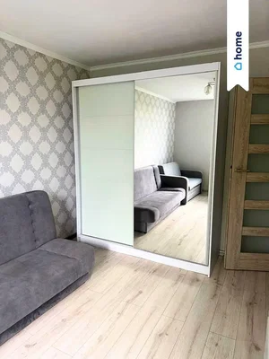 Oturma odası; ahşap zemin, doğal ışık, modern stil
