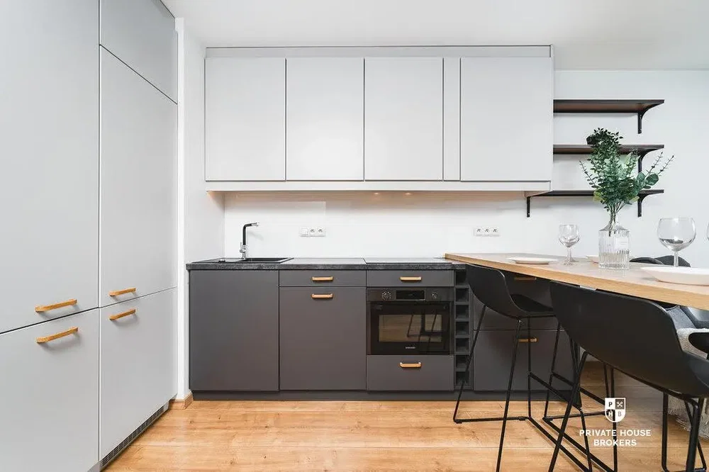 Küche; küchengeräte, holzboden, tageslicht, moderner stil