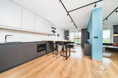 Küche; küchengeräte, holzboden, tageslicht, moderner stil