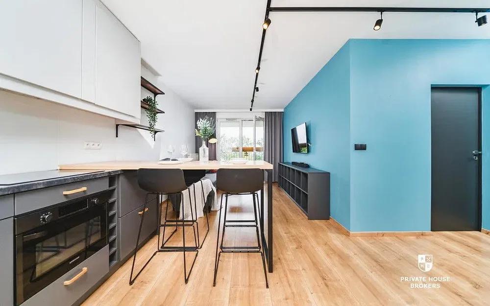 Küche; küchengeräte, holzboden, tageslicht, moderner stil