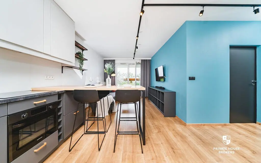 Küche; küchengeräte, holzboden, tageslicht, moderner stil