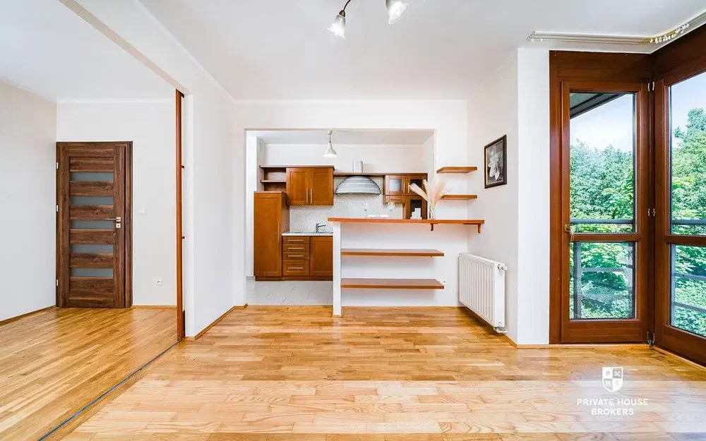 Soggiorno; pavimento in legno, luce naturale, vista