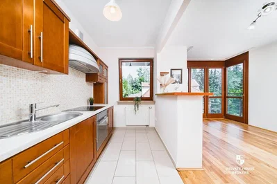 Cucina; elettrodomestici, pavimento in legno, luce naturale