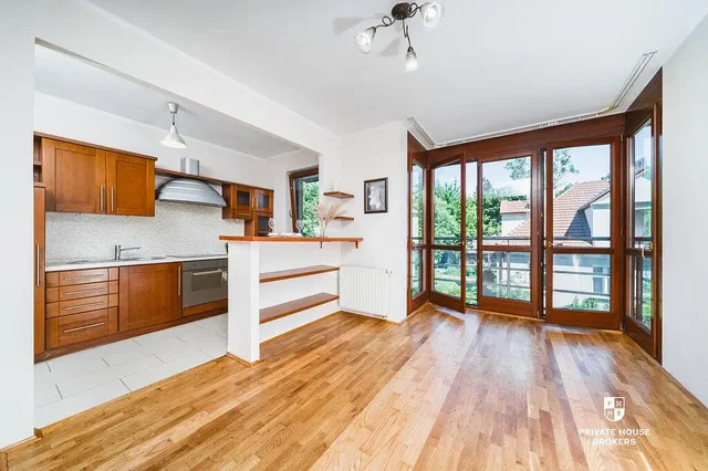 Cucina; elettrodomestici, pavimento in legno, luce naturale