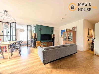 Quarto; chão de madeira, luz natural, estilo moderno