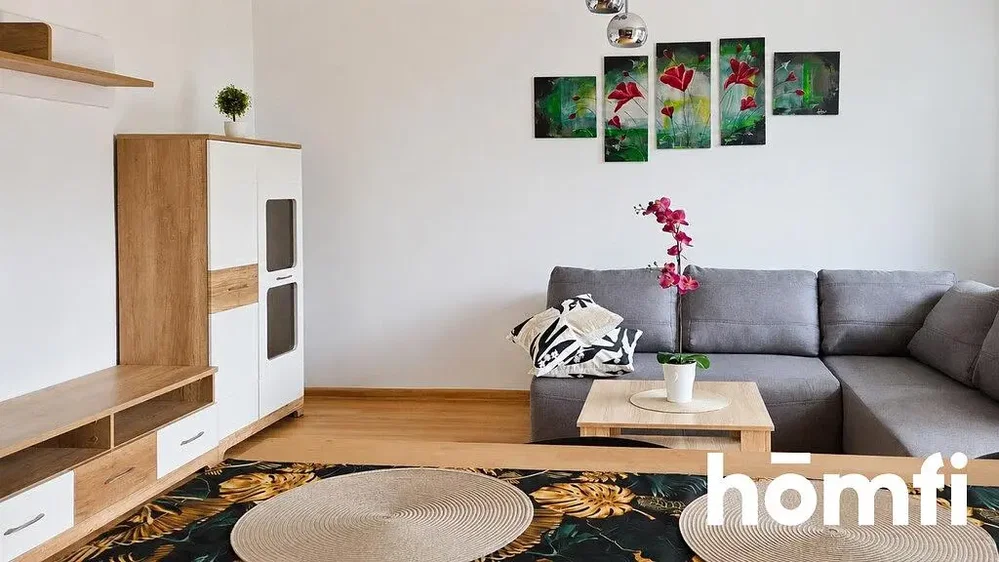 Soggiorno; pavimento in legno, luce naturale, stile moderno