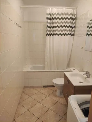 Banyo; fayans zemin, tadilat gerekiyor