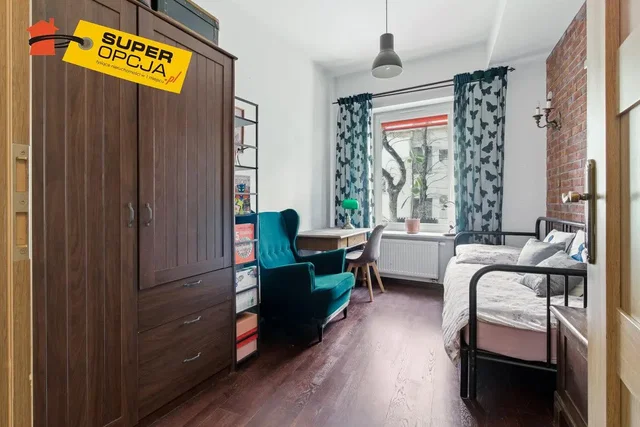 Bedroom; wood floor, natural light, modern style