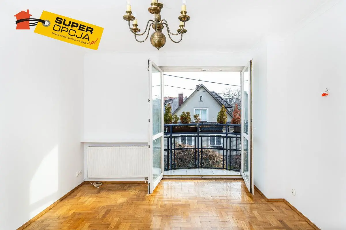 Balkon; ahşap zemin, doğal ışık, manzara
