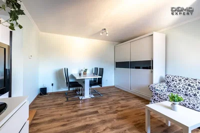Salon; parquet, lumière naturelle, style moderne