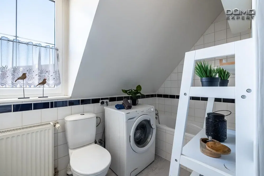 Toilettes; carrelage, lumière naturelle