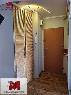 Garderobe; holzboden, renovierungsbedürftig