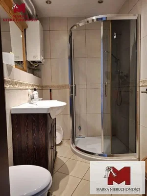 Toilette; fliesenboden, warmwasserbereiter