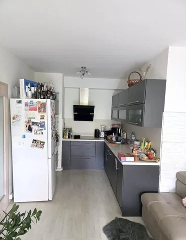 Cucina; elettrodomestici, pavimento in legno, luce naturale
