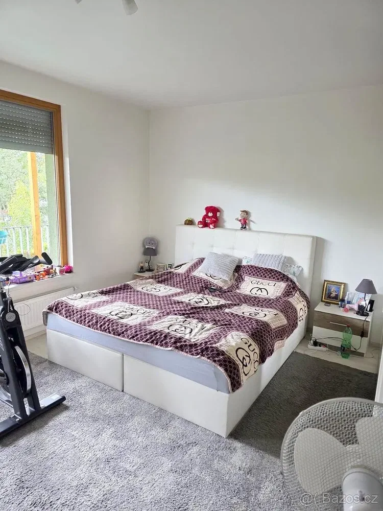 Camera da letto; luce naturale, pavimento in legno