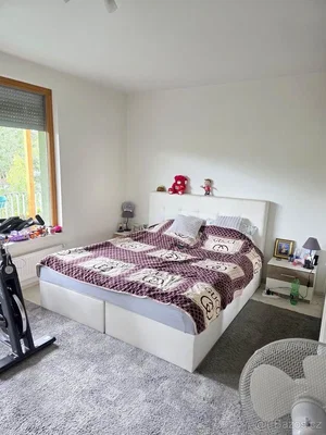 Camera da letto; luce naturale, pavimento in legno