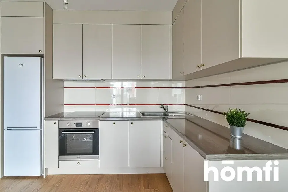 Keuken; keukenapparatuur, houten vloer, natuurlijk licht