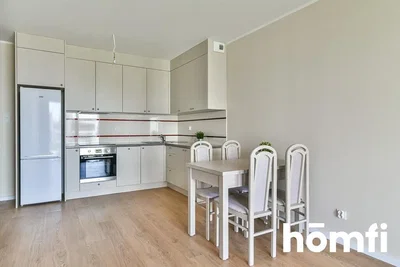 Keuken; keukenapparatuur, houten vloer, natuurlijk licht