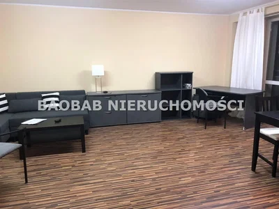 Dnevna soba; lesena tla, naravna svetloba