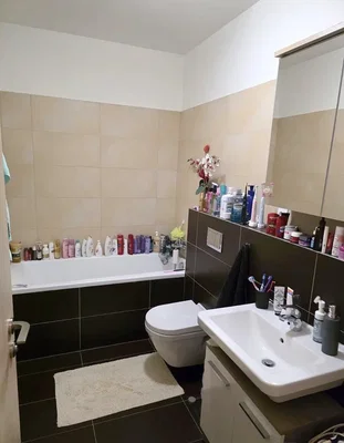 Bagno; pavimento in piastrelle, necessita ristrutturazione