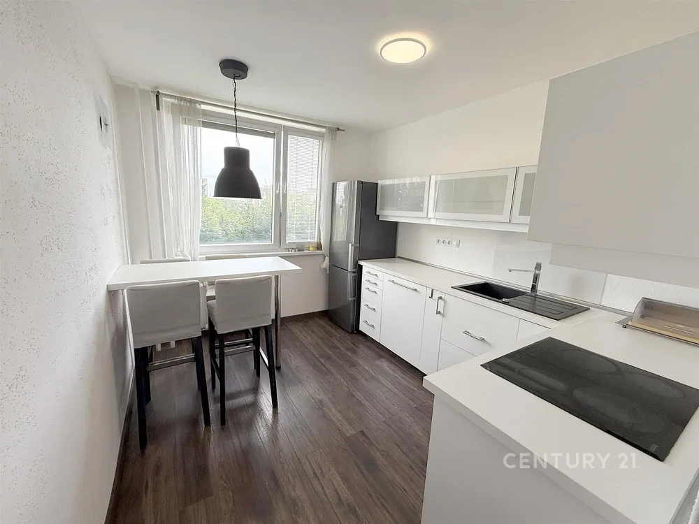 Keuken; keukenapparatuur, houten vloer, natuurlijk licht