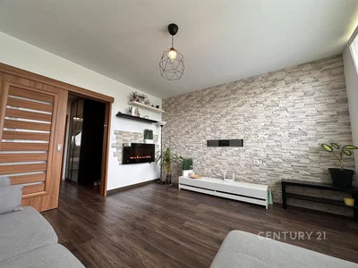 Woonkamer; houten vloer, open haard, natuurlijk licht, moderne stijl