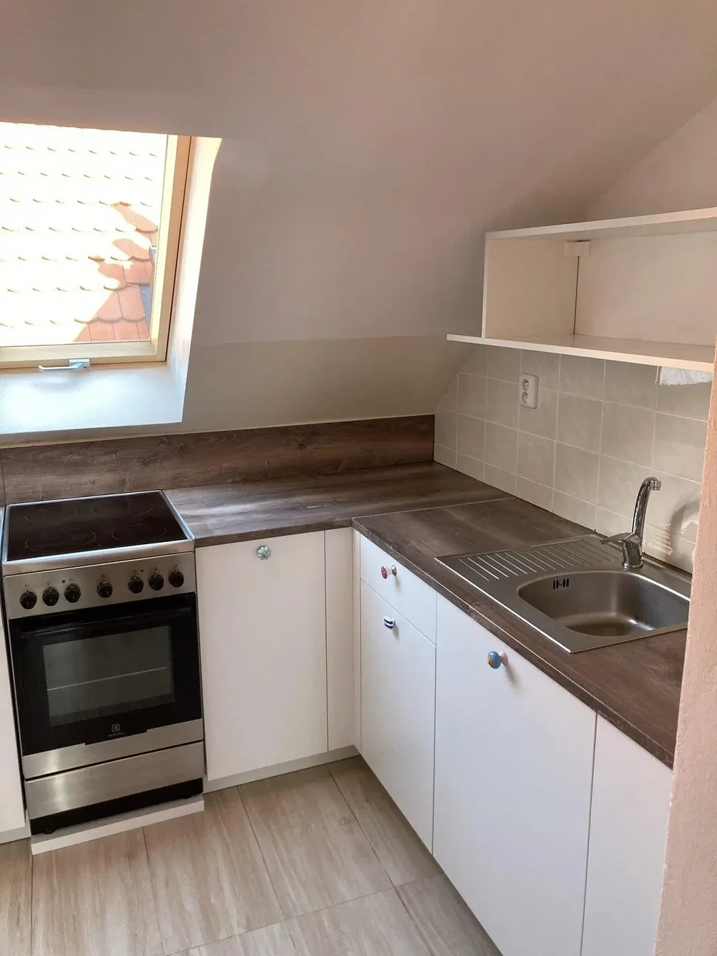 Cucina; elettrodomestici, pavimento in piastrelle, luce naturale