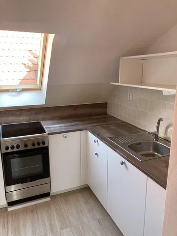 Cucina; elettrodomestici, pavimento in piastrelle, luce naturale