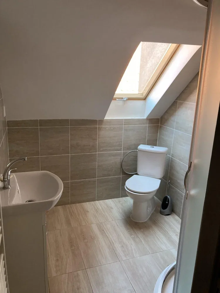 Toilette; pavimento in piastrelle, luce naturale