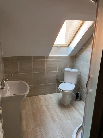 Toilette; pavimento in piastrelle, luce naturale