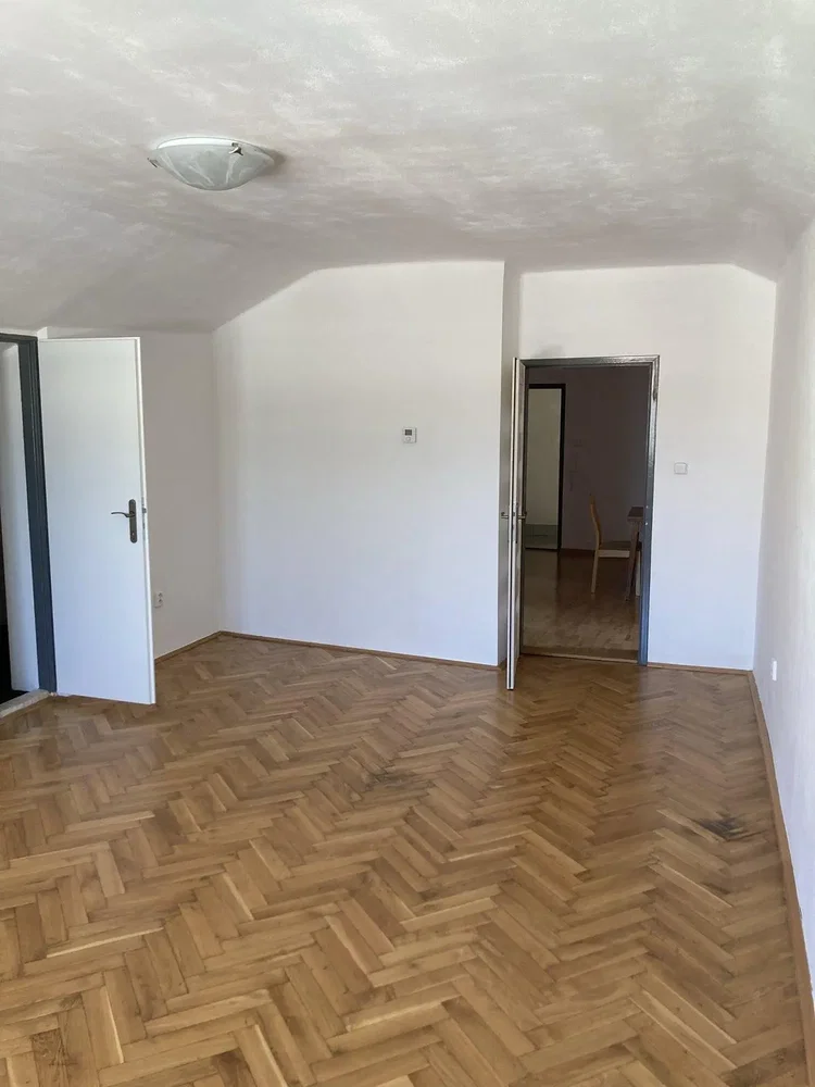 Altro; pavimento in legno, luce naturale