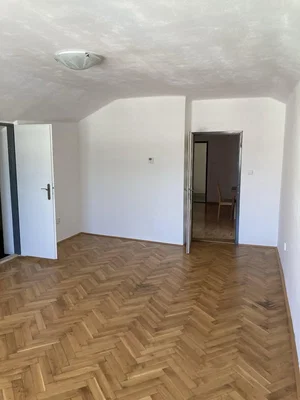 Altro; pavimento in legno, luce naturale