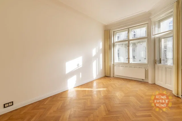Soggiorno; pavimento in legno, luce naturale