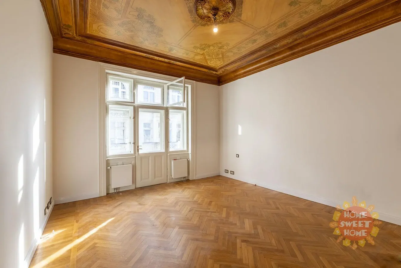 Altro; pavimento in legno, luce naturale