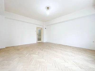 Ostalo; drveni pod, prirodno svjetlo
