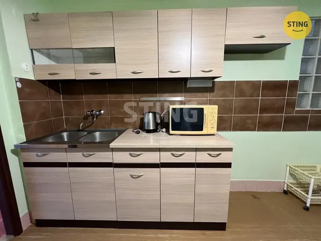 Kitchen; kitchen appliances, wood floor