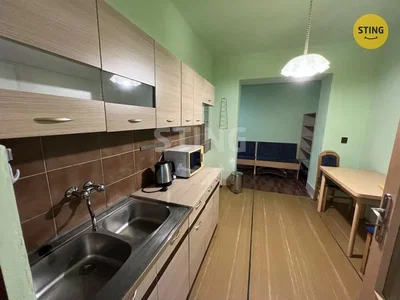 Cucina; elettrodomestici, pavimento in legno, luce naturale