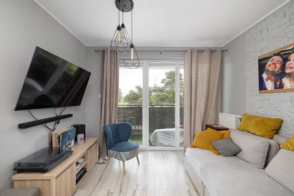 Wohnzimmer; holzboden, tageslicht, moderner stil