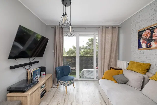 Wohnzimmer; holzboden, tageslicht, moderner stil