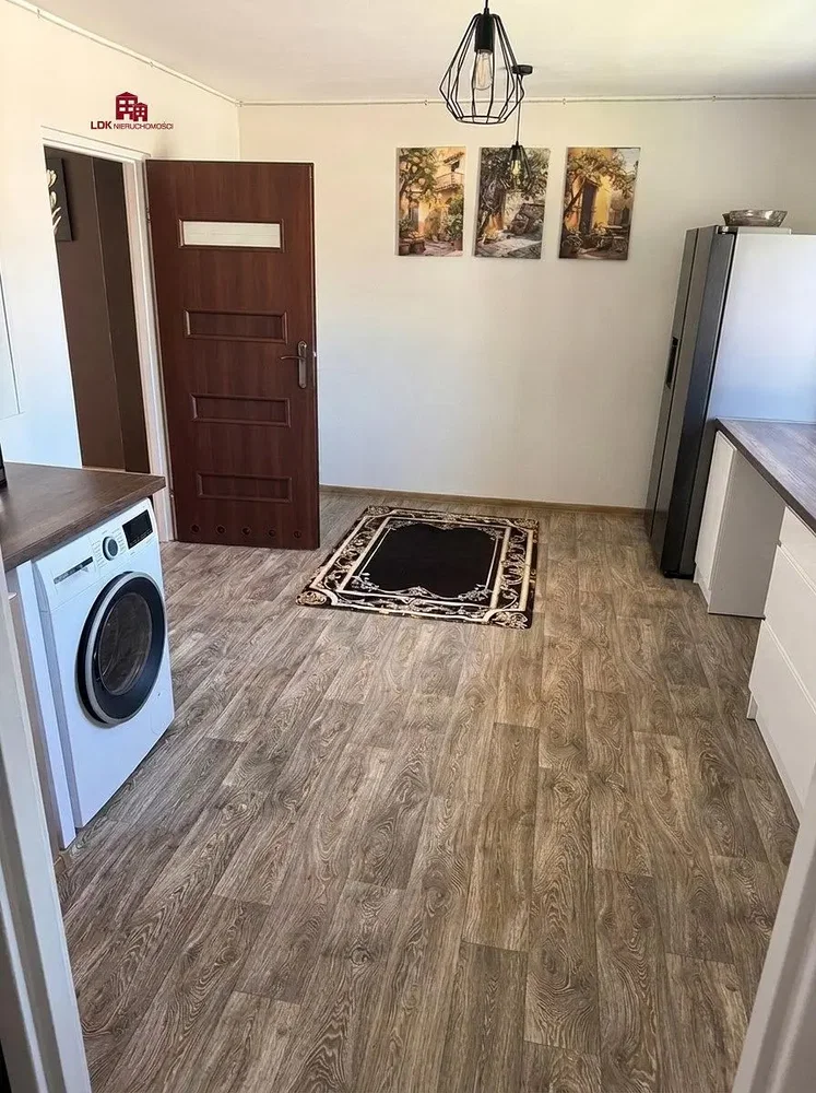 Kuhinja; drveni pod, pločice, prirodno svjetlo