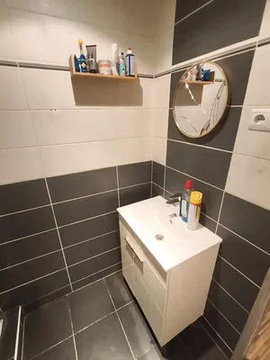 Toaleta; dlažba, dřevěné trámy