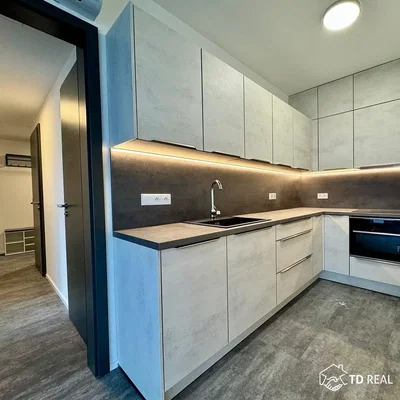 Кухиња; кухињски апарати, реновиран, природно светло
