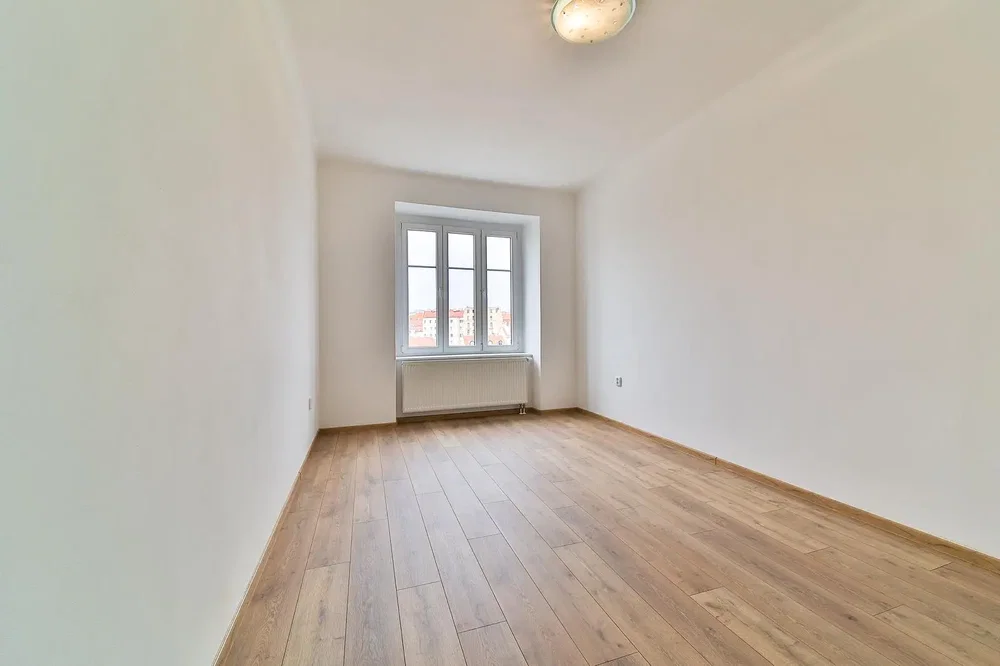 Spavaća soba; drveni pod, prirodno svjetlo