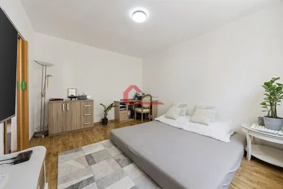 Spavaća soba; prirodno svjetlo, drveni pod