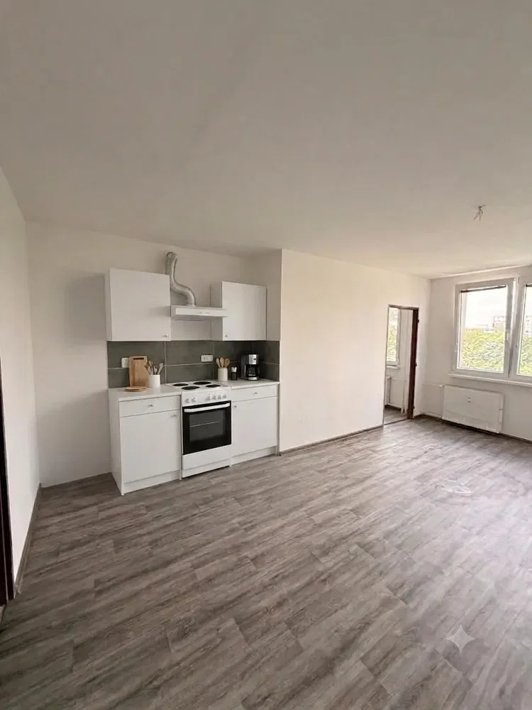 Kuchyně; kuchyňské spotřebiče, dlažba, přirozené světlo