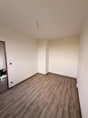 Ložnice; dřevěná podlaha, přirozené světlo